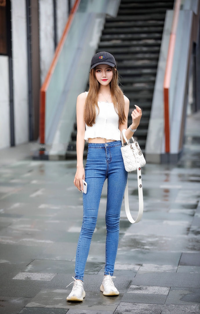 成都街拍:现在深受欢迎的潮流穿搭，让你走到哪都是优雅的女神!