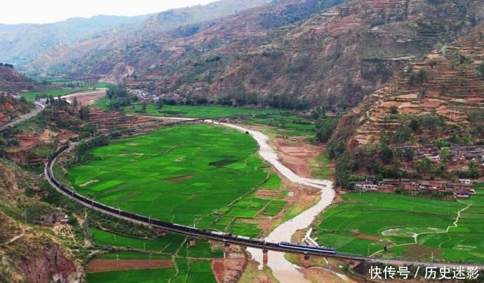 世界上最“悲壮”的大桥，桥墩中留着建筑者的遗体，经过必须鸣笛