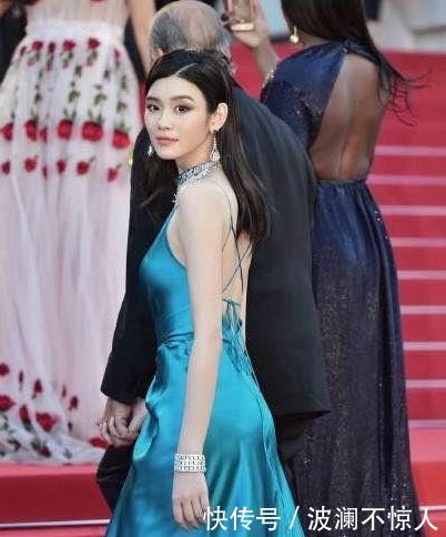 奚梦瑶出席活动穿孔雀蓝丝质长裙，网友天生丽质的她简直美极了