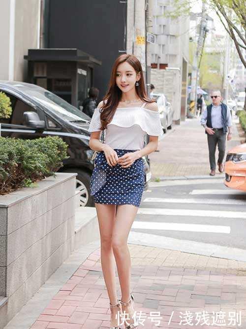 [ 凸显]回头率超高！，街拍：小姐姐性感短裙凸显好身材