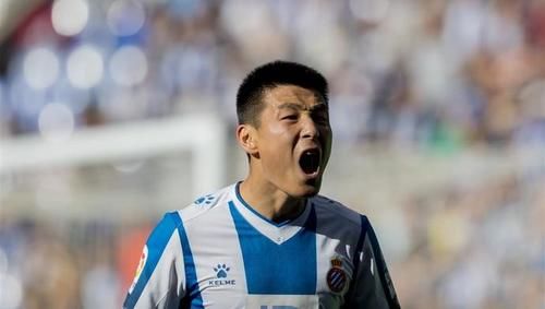 中国足球打进巴萨球门