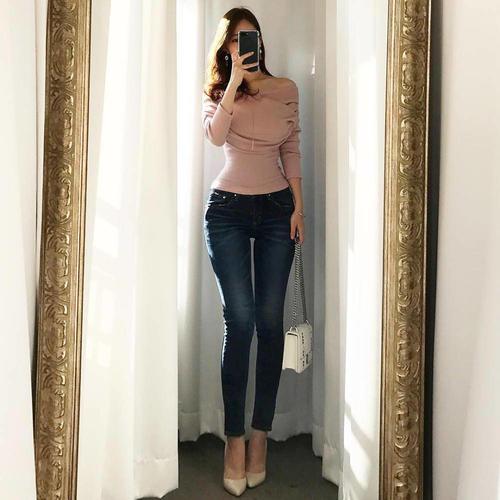 绰约多姿的打底裤小姐姐傲人身姿夺人眼球，无不令人驻足观看！