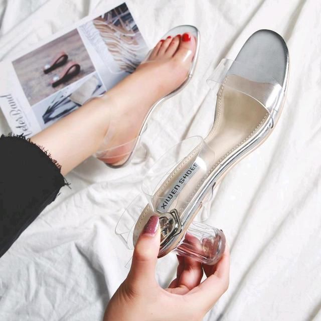 一字带超高跟设计，穿着凸显身材高挑