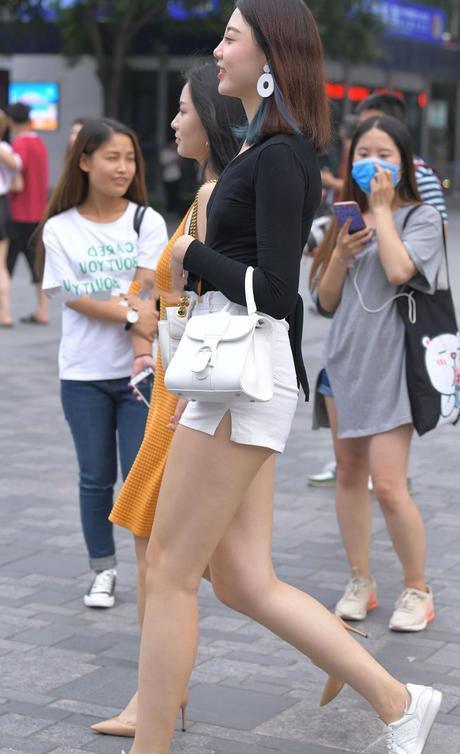 气质小姐姐一起出街，一个像裹着睡衣，一个紧身裤轻松穿出女神范