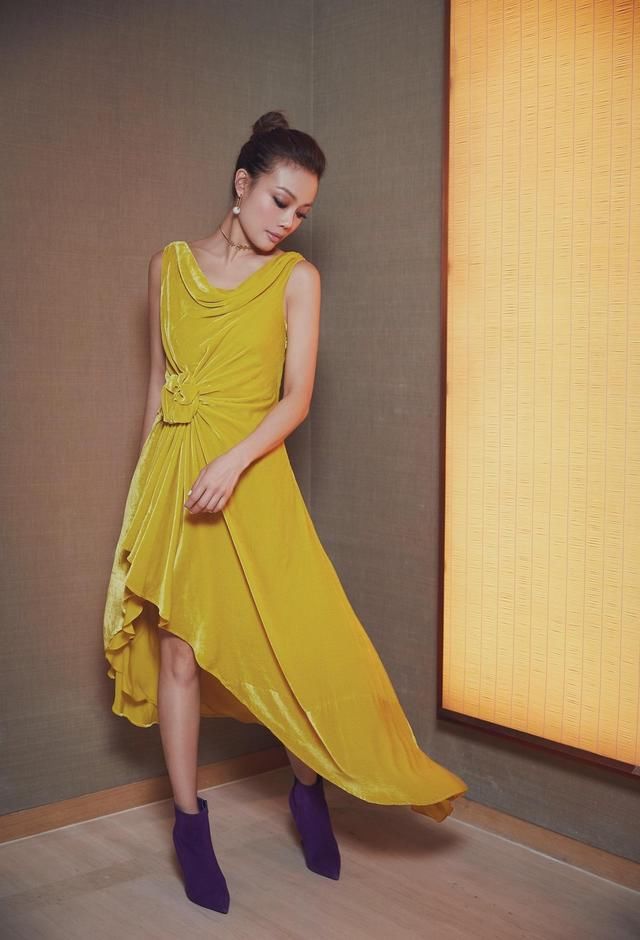 热巴与容祖儿同框满屏尽忧伤,网友:公主和女仆的差距一目了然!