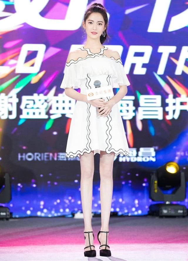 陈钰琪脚踩12cm细针跟，脚尖脚背都垂成一条线了，对自己真狠！