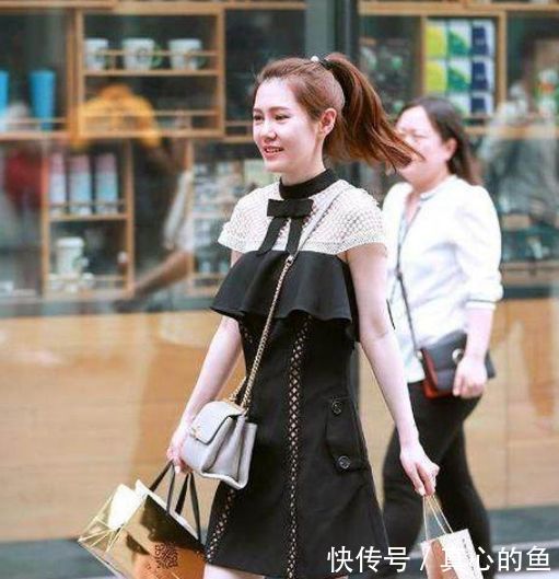 街拍: A字裙配黑丝, 轻松穿出了大长腿,可爱中带点小性感!