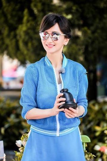 赵雅芝现机场, 一件毛衣惹争议, 网友: 女神也hold不住紧身啊!