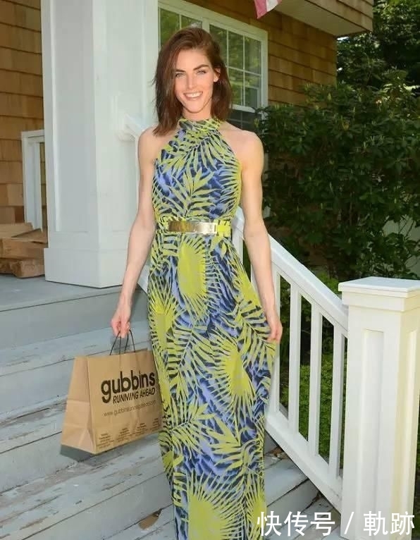 『花朵』2020开春 流行穿“开满花”的裙子,谁穿谁美!