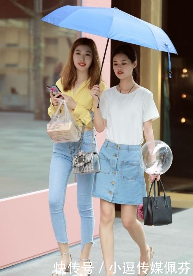  『显得』路人街拍，小姐姐牛仔裤搭配亮眼的黄色衬衣，显得清爽动人