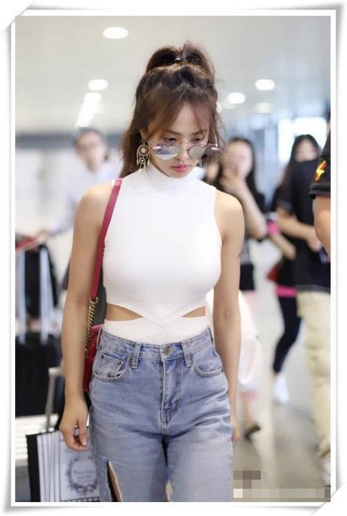 蔡依林敢穿！穿连体衣腰间还挖俩“洞”，网友的目光全都被锁定了