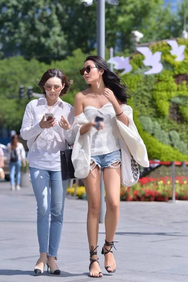 身穿“泡泡袖”的一字肩美女，肌肤白、身材高挑真的很美！