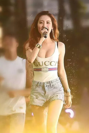 内衣外穿算什么 这年头流行的是泳衣外穿!看小姐姐看到入迷！