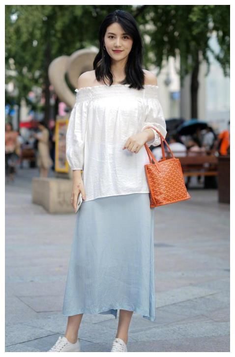 街拍：图3姐妹花穿瑜伽裤的小姐姐，网友：比紧身裤“还紧”！