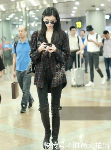 奚梦瑶真绝了！长筒靴子当紧身裤穿出机场，敢问一句“热不”？
