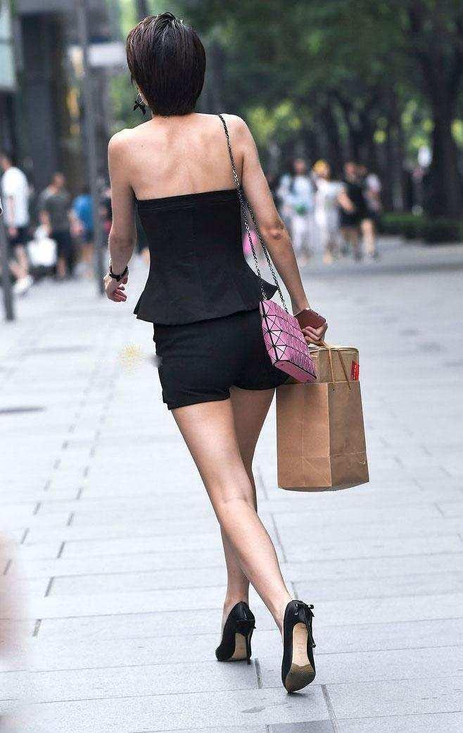 紧身裤整体来说高端大气上档次，唯美风情衬托出女性的女人味