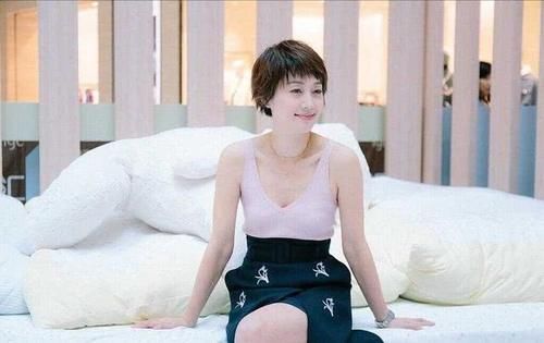  『马伊琍采用』马伊琍又美了！只因换了新短发造型，穿针织背心配半身裙更减龄