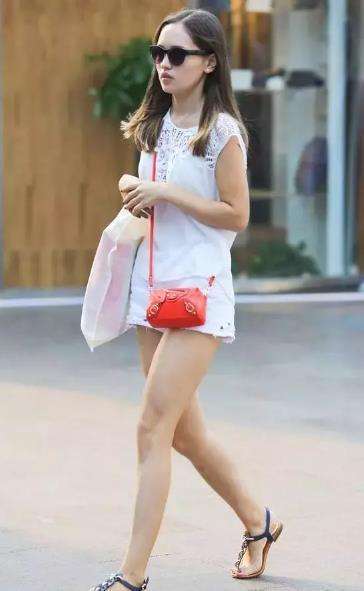 街拍:穿着清凉的美女们,不一样的气质