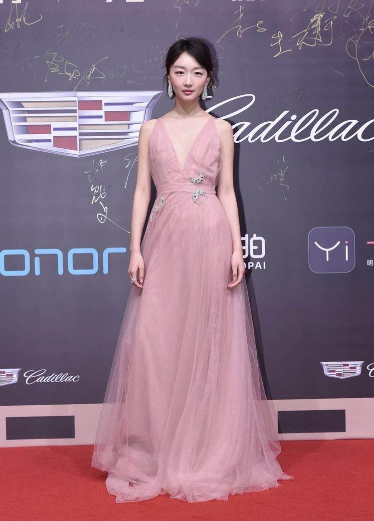 周冬雨太拼了，身材没料穿抹胸裙好尴尬，网友:看着像小学生