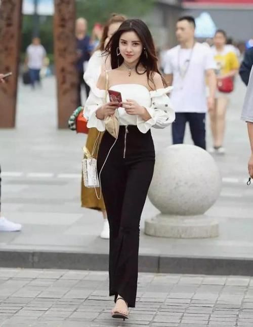  「美女」街拍：花枝招展的美女，一件白色短袖配牛仔短裤，青春活力气息