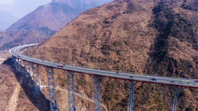 我国雅西高速：横穿10多条地震带，为何建造了五年之久？