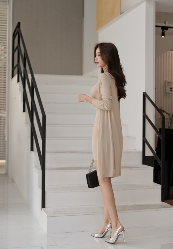 女神孙允珠，芳菲春泥沁花兰馨晓色包臀裙