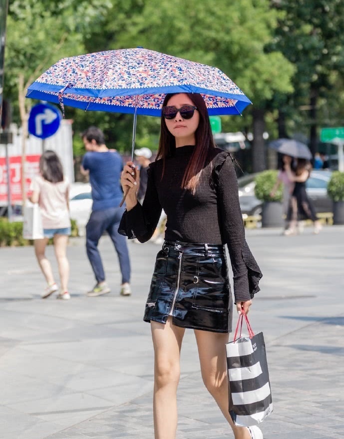 [ 美女]帅气又时髦！，美女街拍：时尚小姐姐一身酷黑装扮