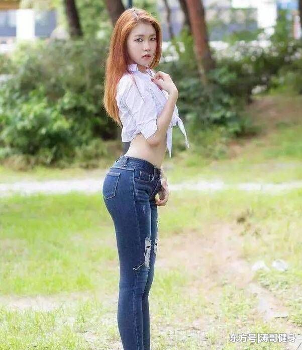 路人街拍，紧身打底裤的小姐姐，健身的身材完美体现