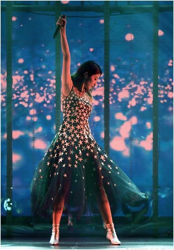 陈慧琳撞衫赵丽颖，110斤和86斤差距一目了然，网友：胖点也好看