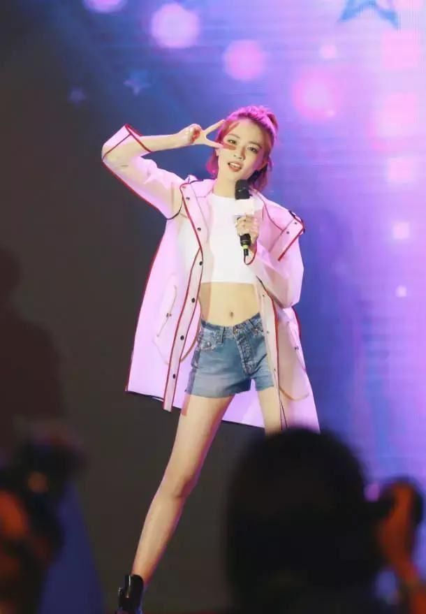 徐璐真敢穿，室内穿雨衣跳舞？还有这小腰露的真性感！