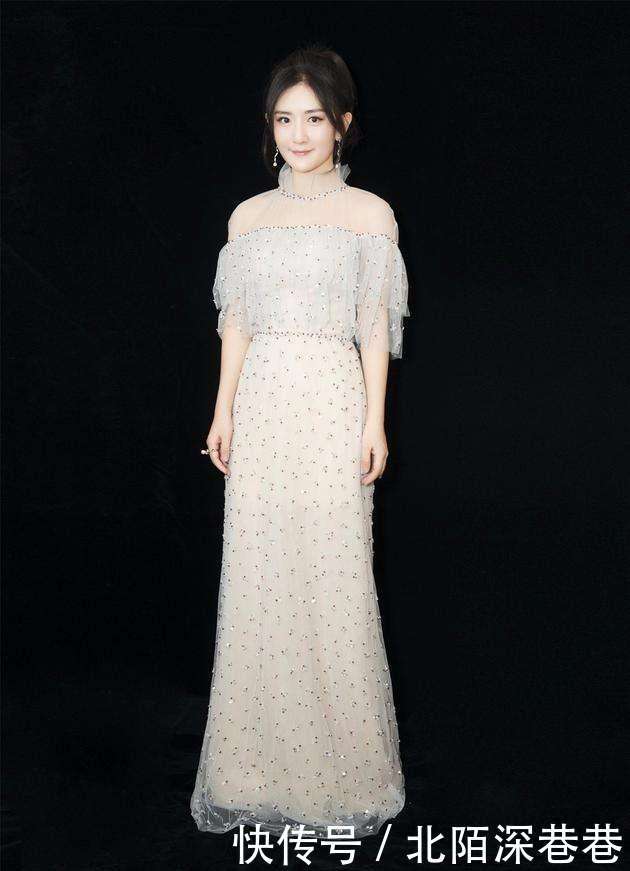 她穿15元鞋录了3年快本被嘲廉价, 现如今百万捐款却没人在意!