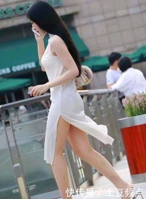  『美女』街拍：身材苗条的美女，一条白色的开叉连衣裙，时尚女神魅力风采