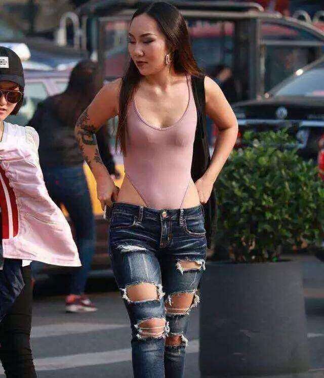 街拍: 小姐姐这么穿不怕被别人看见吗?