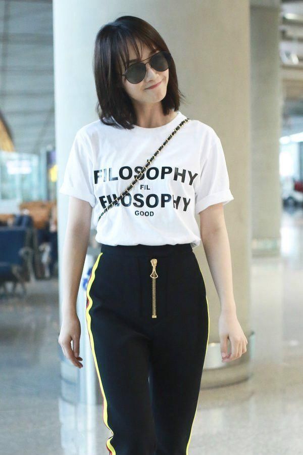 蓝盈莹高冷女神范抵京，见到男友就成女汉子啦!