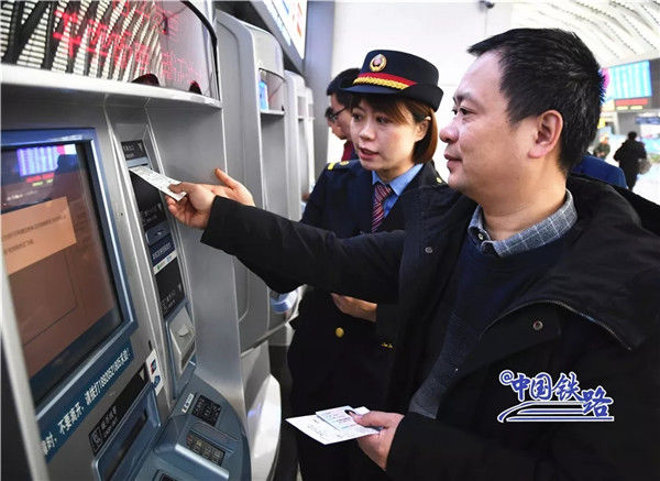  「购票时使用」不取票,刷身份证秒进站…电子客票到底怎么坐火车