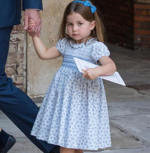 夏洛特公主总是穿着娃娃装是有原因的