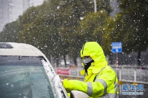  工作人员：湖北孝感：战“疫”雨雪中