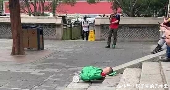 “佛系爷爷”用买菜小车带娃旅游,网友笑翻:这娃怕是买菜送的