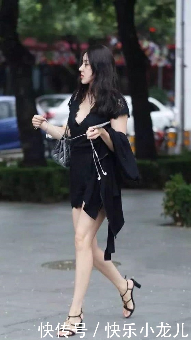 搭配|路人街拍,美女穿着一件v领的黑色连衣裙,显得清新自然