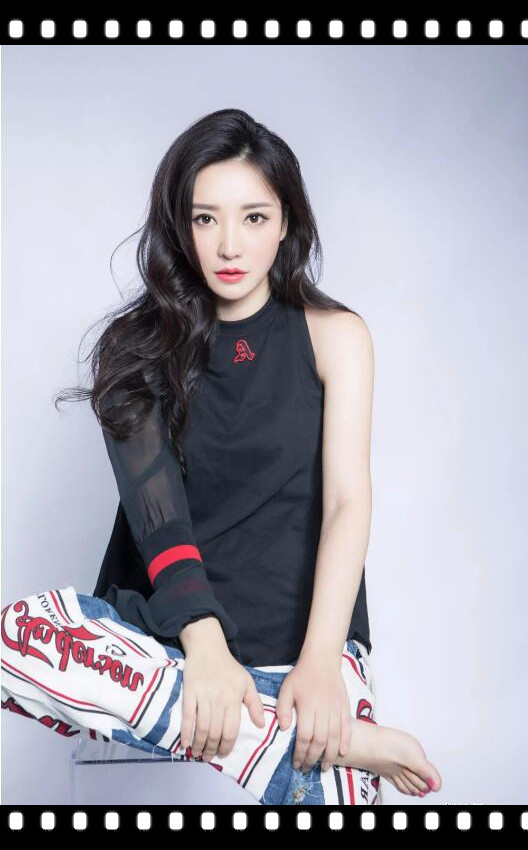 柳岩穿“道士”裤?整张腿上都是符咒 38岁的她真的太会穿了