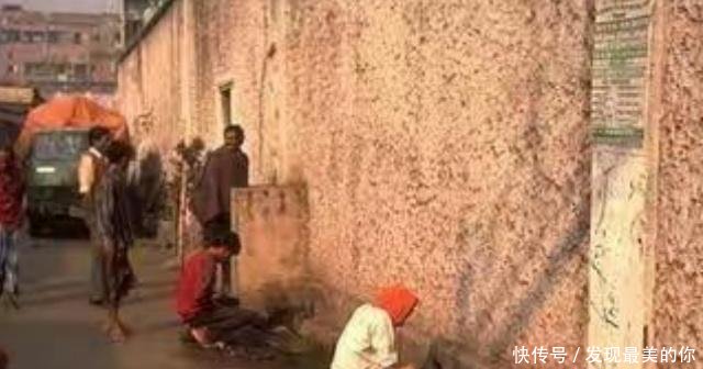 印度的露天厕所并不稀奇，上厕所不用纸，很多人都无法接受！