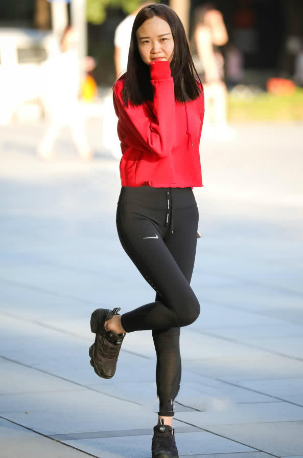 时尚M小姐姐M黑色紧身裤秀出一双修长的美腿，少许的婴儿肥很是吸