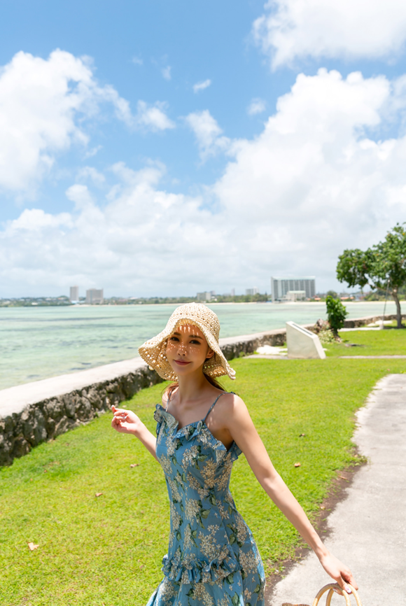 女神孙允珠，静谧海洋西西里蓝莓吊带长裙