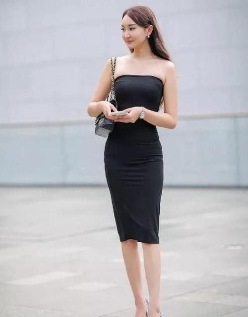  「面带微笑」街拍：面带微笑的美女，一条白色的连衣裙，时尚靓丽气息