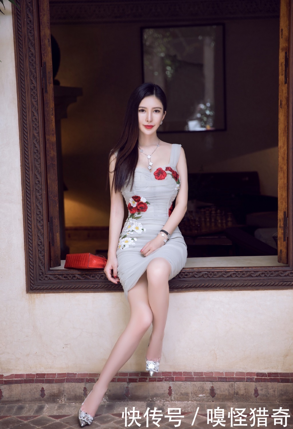 搭配：衬托身材特别的性感，高跟鞋穿起来也是超级有气场的