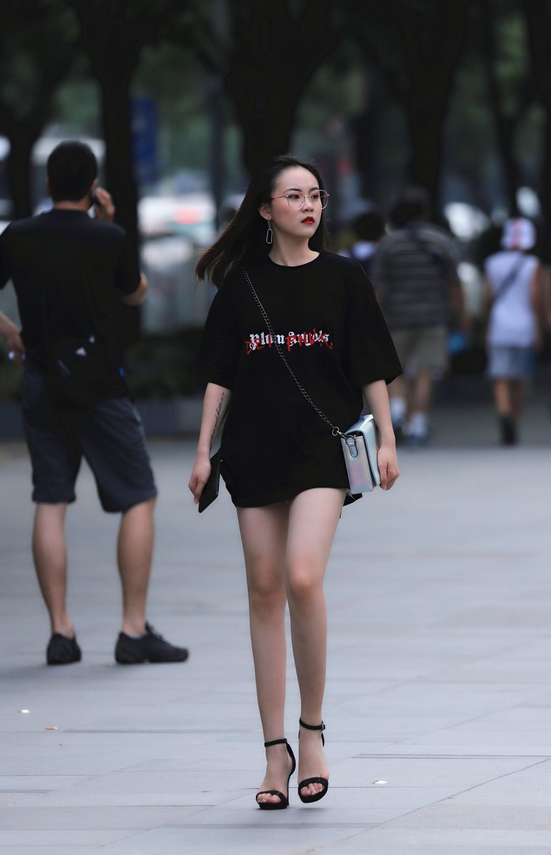 街拍：这些长腿女孩们美的很自然，你喜欢欣赏腿长的女孩吗？