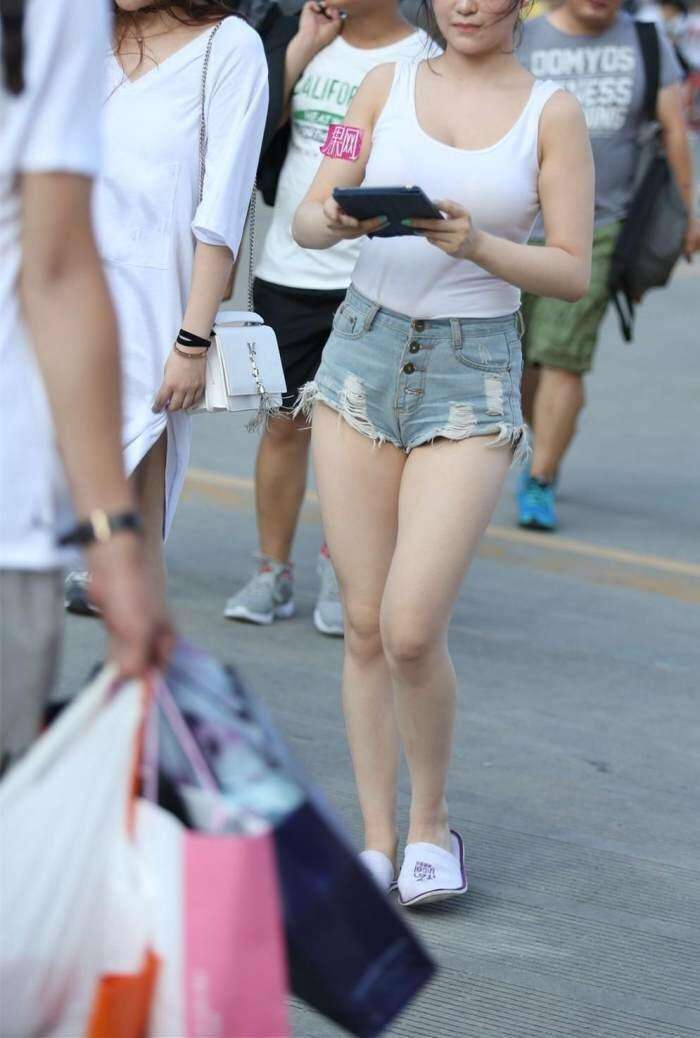 街拍: 丰满身材的小姐姐, 只穿一件T恤就足以吸引男人的视线
