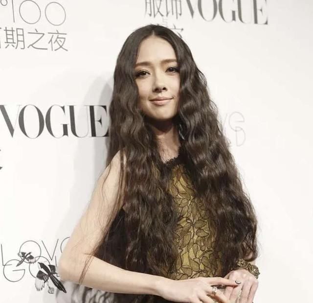 裙在颜色上■阔太郭碧婷气质真不是吹的,金色连衣裙配泡面头,难掩豪门气质