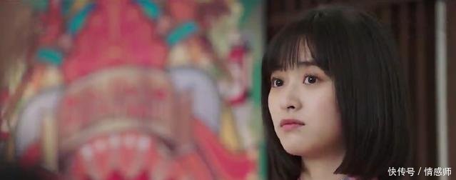 沈月穿粉色旗袍，成全剧最好看的造型，但镜头向下移时我沉默了！