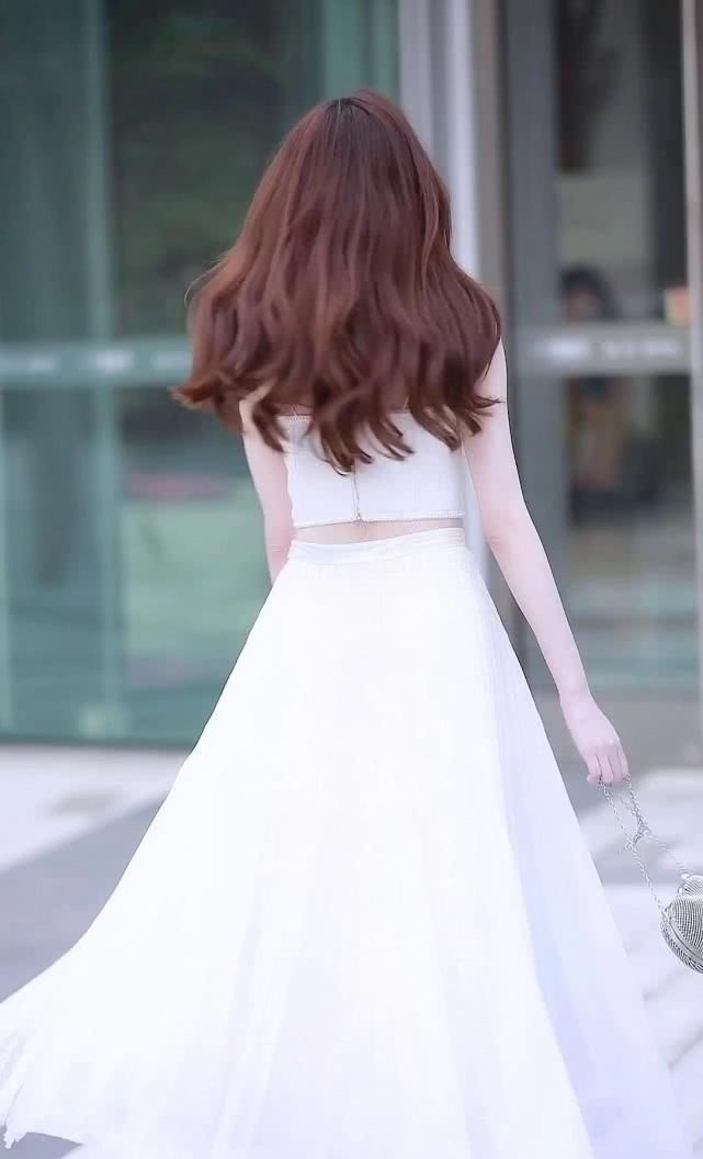  整体风格|一身白色长裙，有一种不食烟火之美